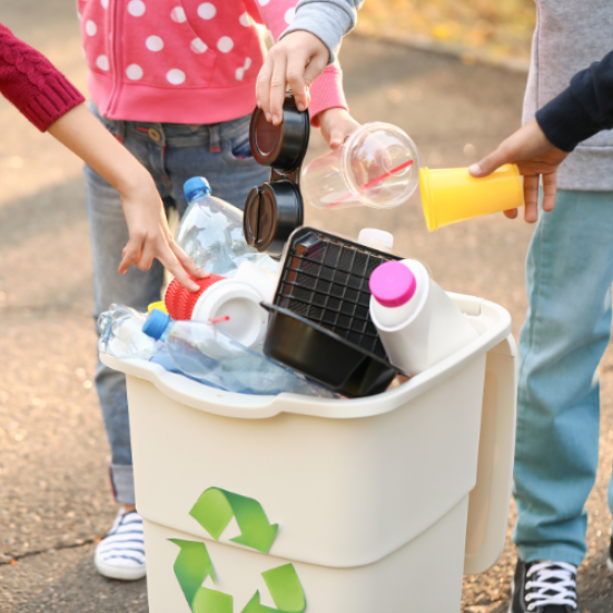 børn samler affald op