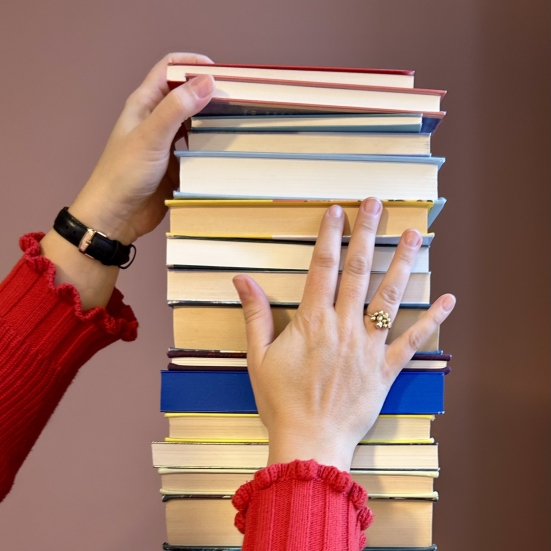 Bogstak med bøger fra 2025 