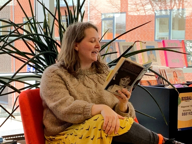 Litteraturformidler Imone læser højt til Strik & Lyt