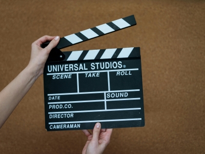 Hænder der holder et klaptræ